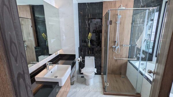 acqua hotel pattaya deluxe bathroom